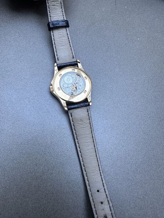 Patek Philippe Réf. 4905J – 28mm, bracelet alligator bleu nuit