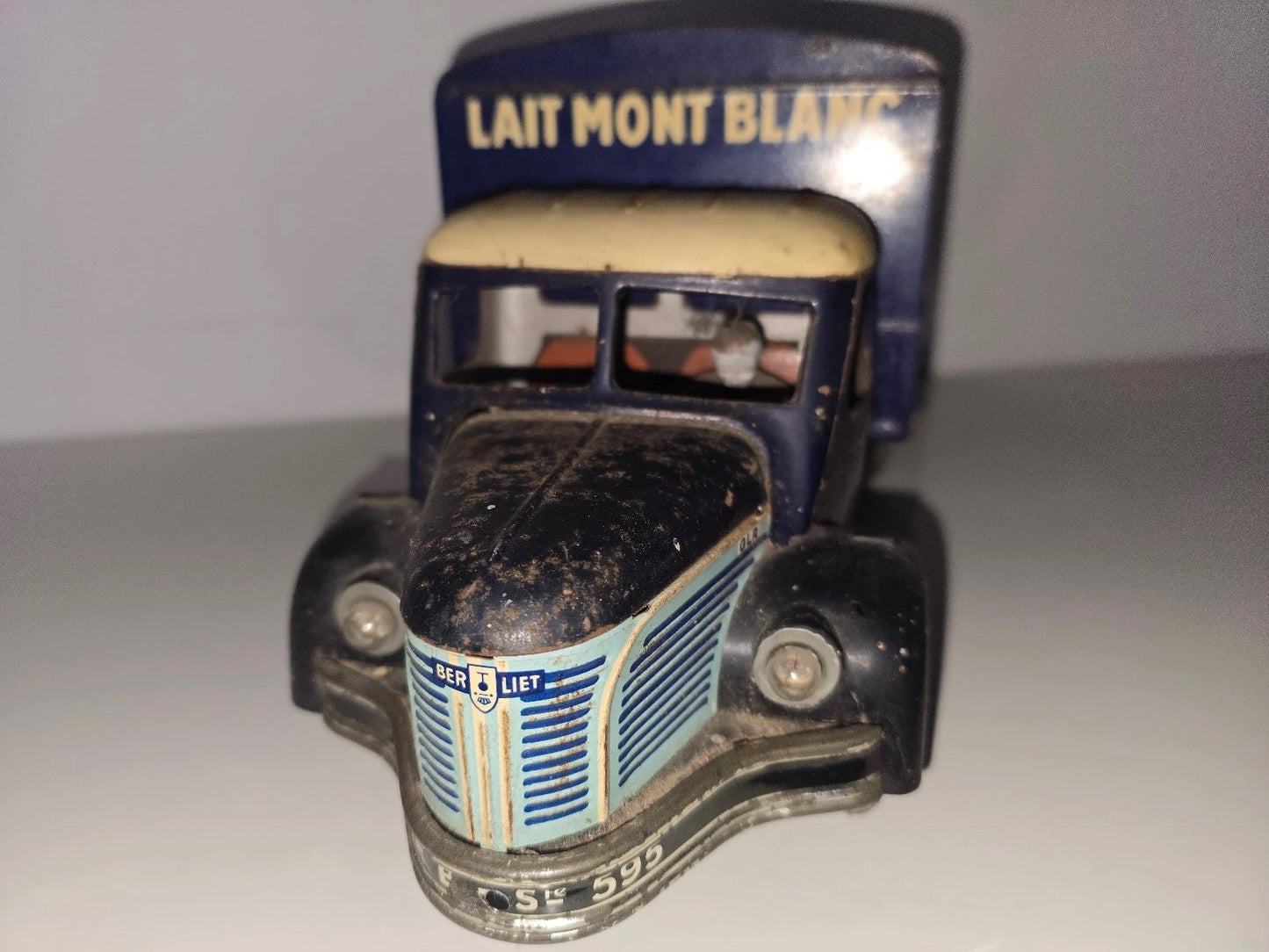 Camion MONTBLANC Berliet Laitier