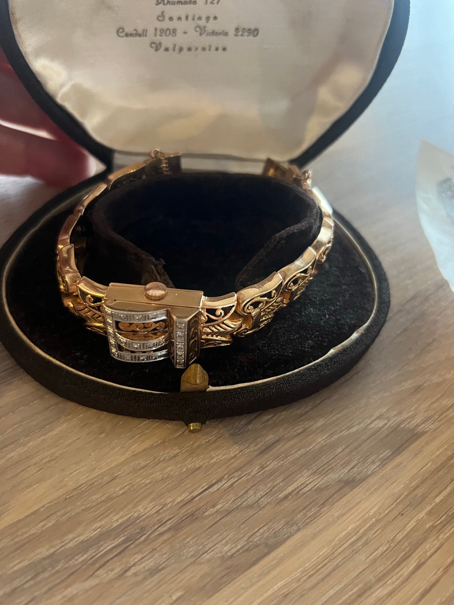 Montre Omega Or 18 Carats et Diamants Vintage — Pièce de Luxe