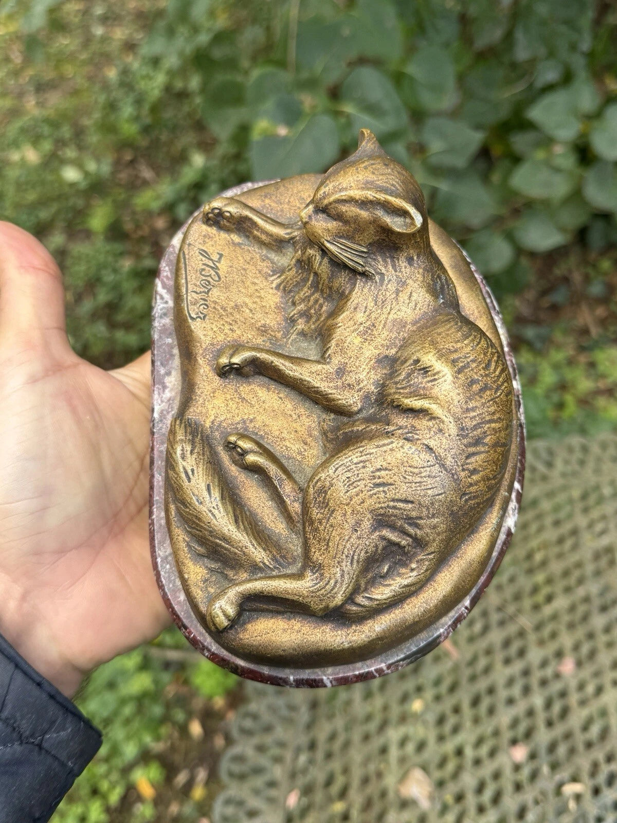 Chat Couché en Bronze Signé J. Bézier – Socle en Marbre – Vintagerie