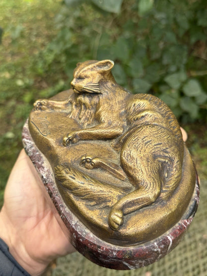 Chat Couché en Bronze Signé J. Bézier – Socle en Marbre – Vintagerie