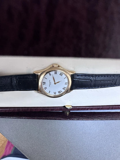 Patek Philippe Réf. 4905J – 28mm, bracelet alligator bleu nuit