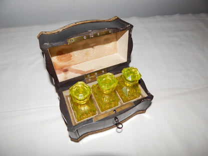 Ancien Coffret à Parfums en Verre Ouraline – Époque Napoléon III