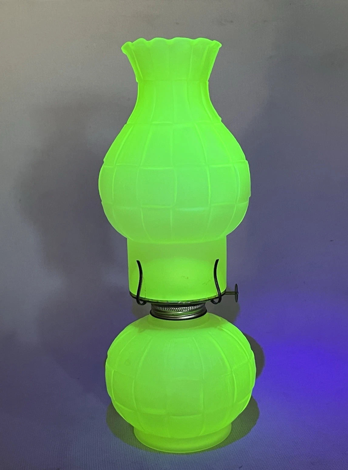 Rare lampe à pétrole Art Viking – Verre satiné uranium crème