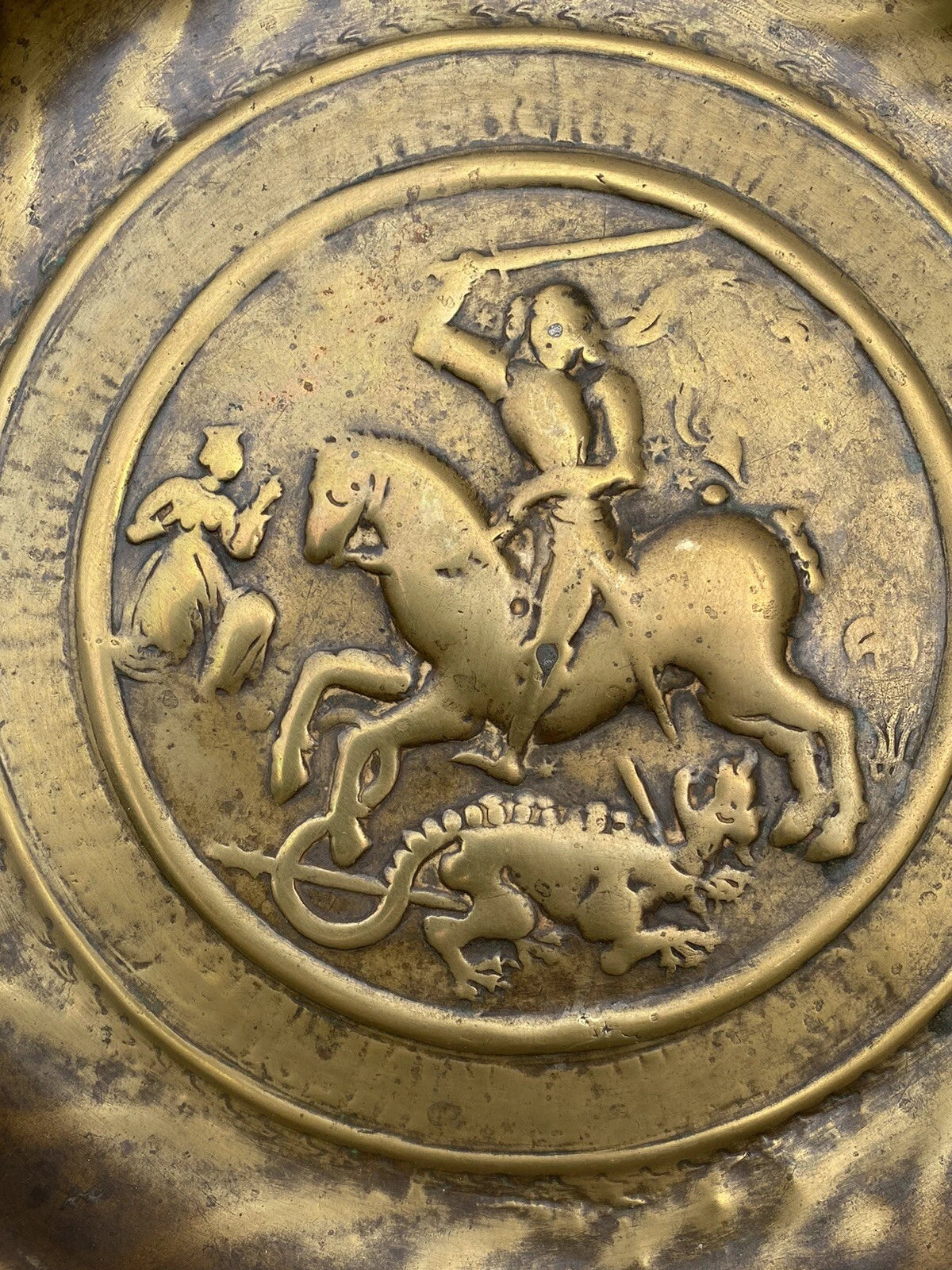 Plat de Quête en Laiton – Saint Georges et le Dragon – Antiquité
