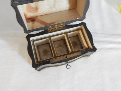 Ancien Coffret à Parfums en Verre Ouraline – Époque Napoléon III