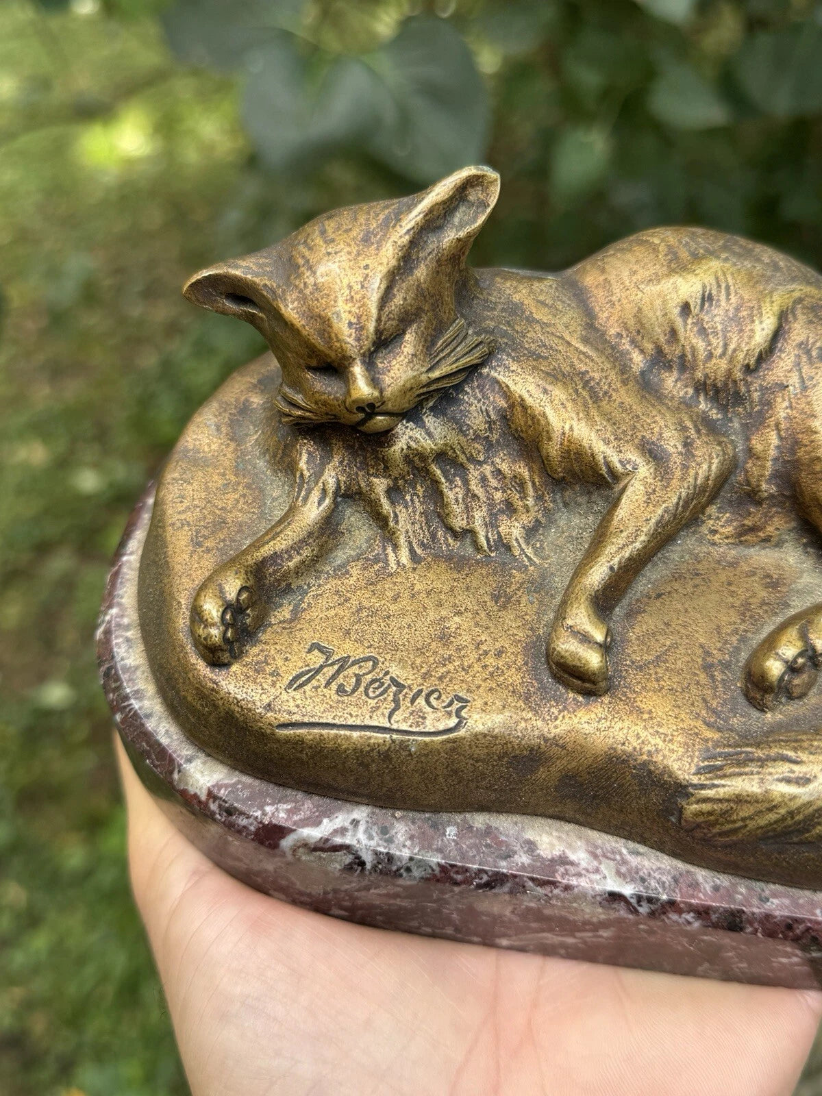 Chat Couché en Bronze Signé J. Bézier – Socle en Marbre – Vintagerie