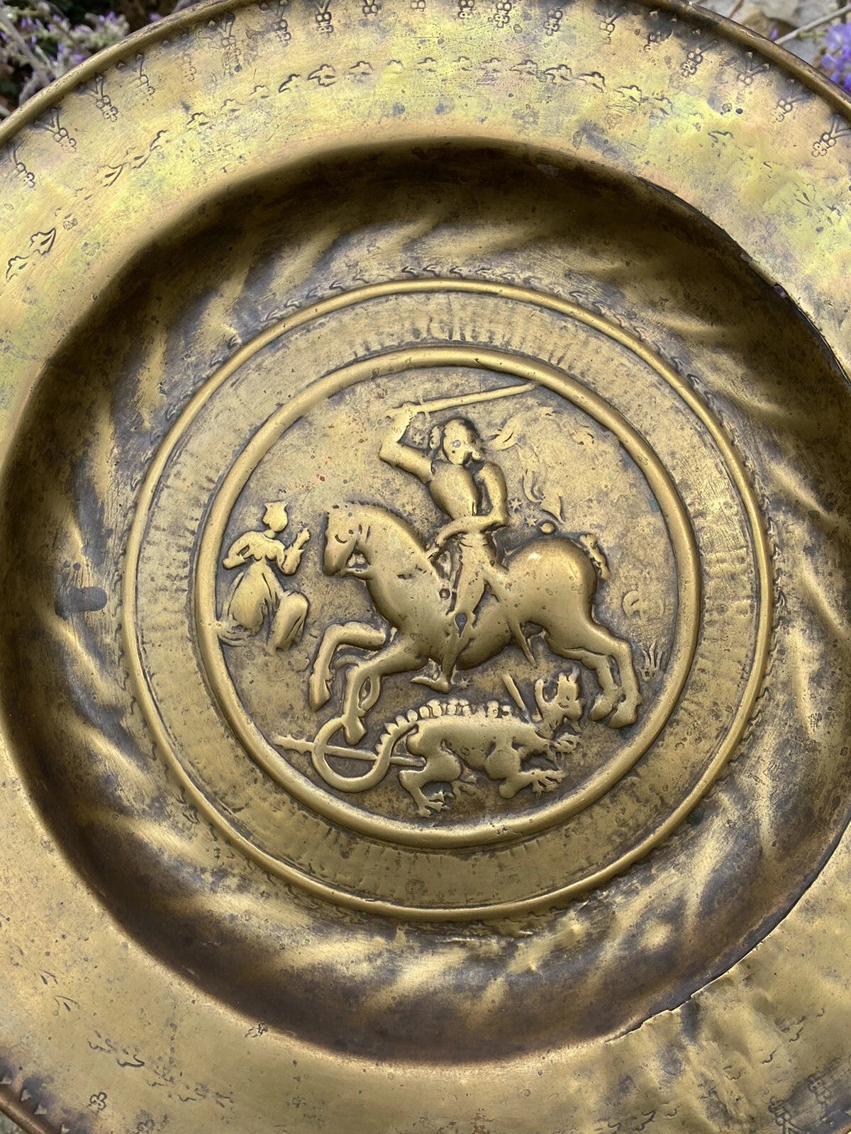 Plat de Quête en Laiton – Saint Georges et le Dragon – Antiquité