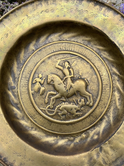 Plat de Quête en Laiton – Saint Georges et le Dragon – Antiquité