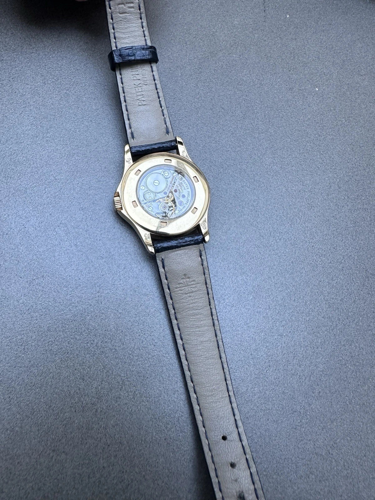 Patek Philippe Réf. 4905J – 28mm, bracelet alligator bleu nuit
