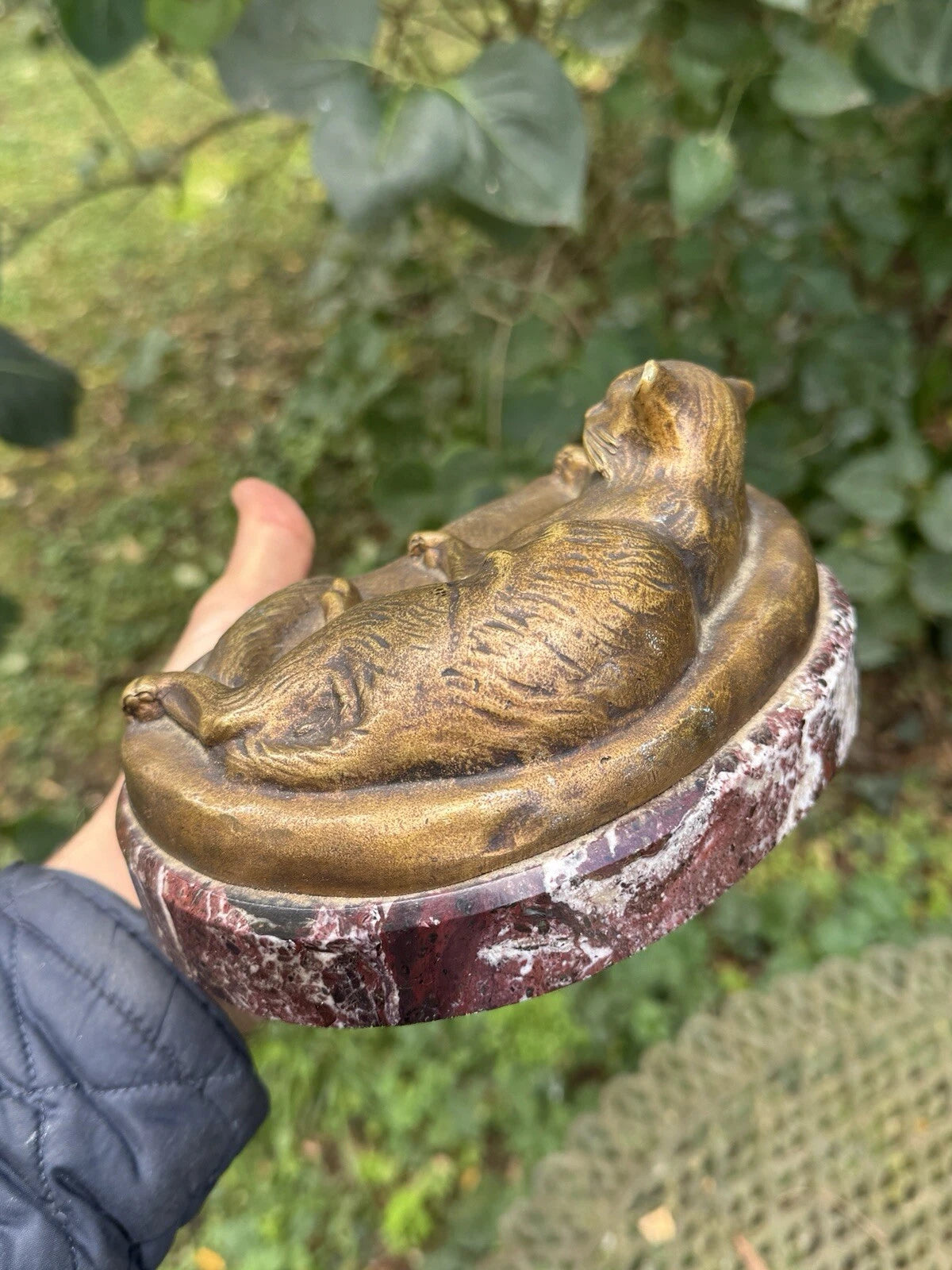 Chat Couché en Bronze Signé J. Bézier – Socle en Marbre – Vintagerie