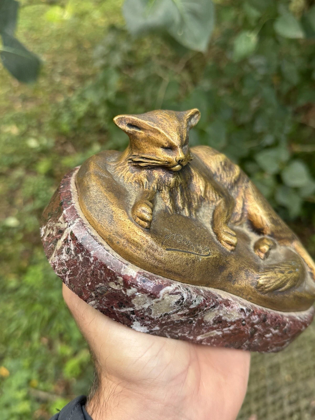 Chat Couché en Bronze Signé J. Bézier – Socle en Marbre – Vintagerie