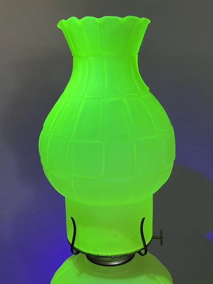 Rare lampe à pétrole Art Viking – Verre satiné uranium crème