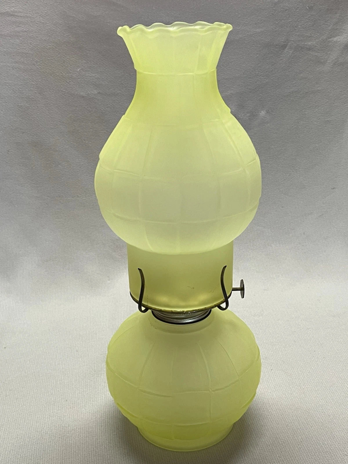 Rare lampe à pétrole Art Viking – Verre satiné uranium crème