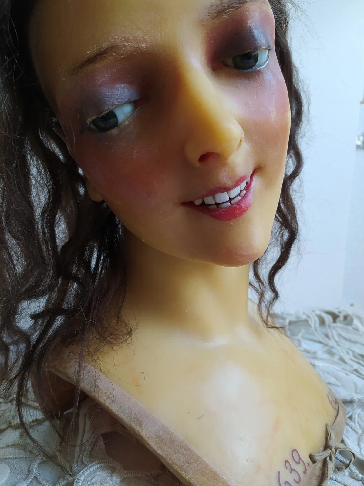 Tête de Mannequin Ancien en Cire vintage – Signée La Cire d’Art Paris