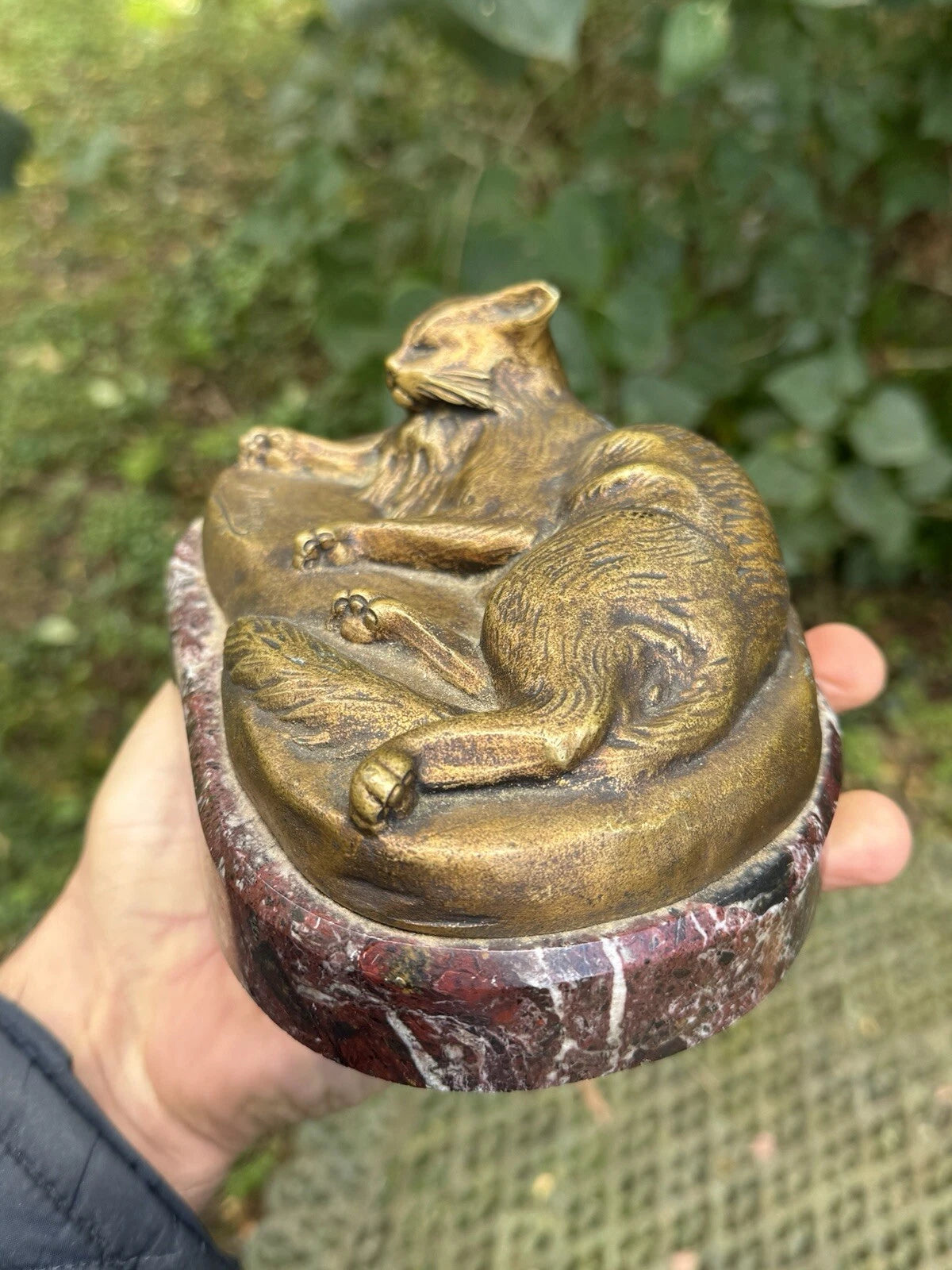 Chat Couché en Bronze Signé J. Bézier – Socle en Marbre – Vintagerie