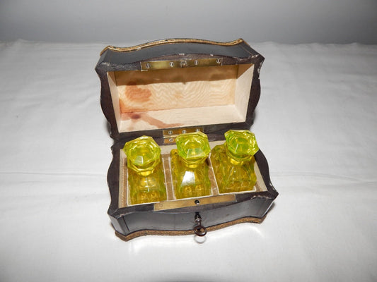 Ancien Coffret à Parfums en Verre Ouraline – Époque Napoléon III