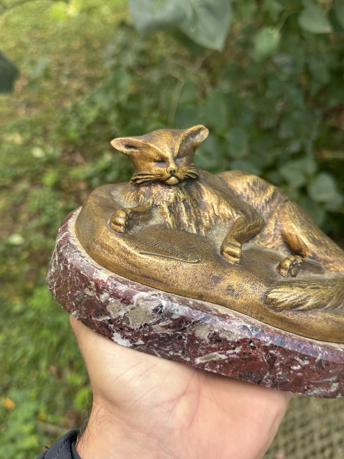 Chat Couché en Bronze Signé J. Bézier – Socle en Marbre – Vintagerie