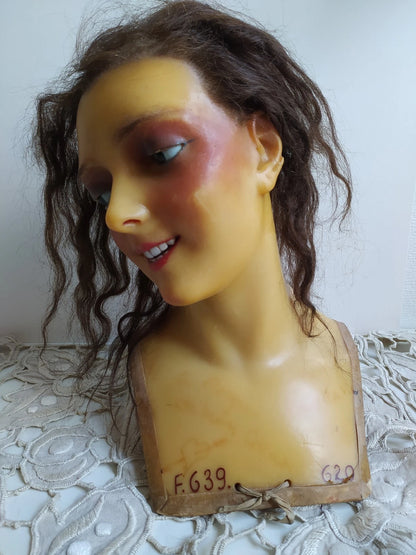 Tête de Mannequin Ancien en Cire vintage – Signée La Cire d’Art Paris