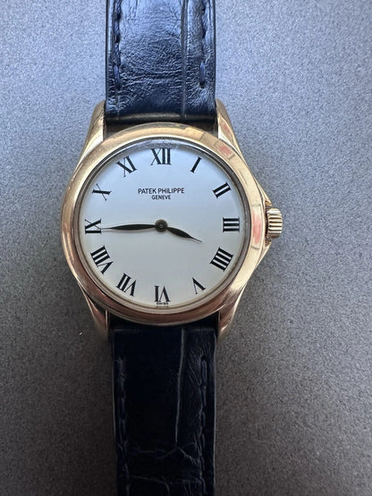 Patek Philippe Réf. 4905J – 28mm, bracelet alligator bleu nuit