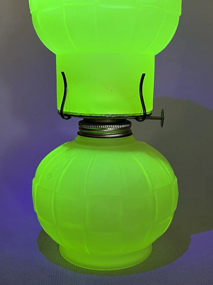 Rare lampe à pétrole Art Viking – Verre satiné uranium crème